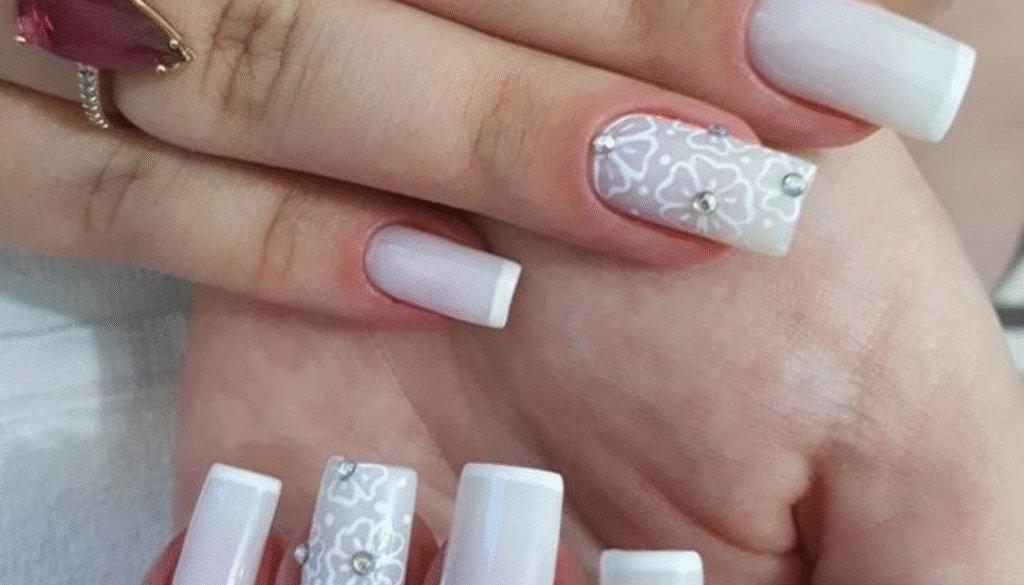 unhas decoradas delicadas para noivas românticas